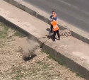 В Туле рабочих застали за «инновационной» уборкой смёта: видео