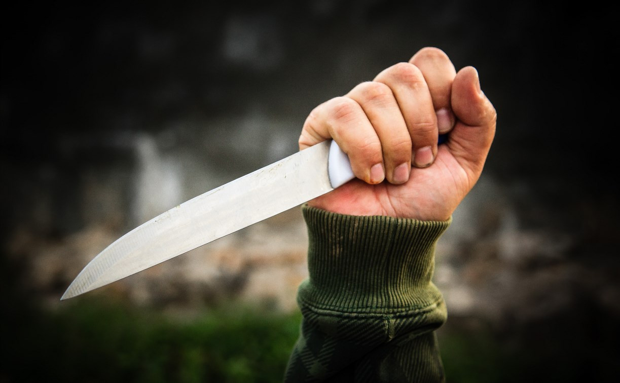 В Новомосковске мужчина с ножом напал на собутыльника
