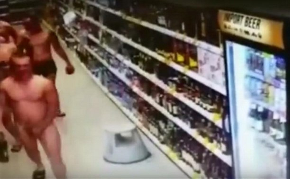 Полиция установила личности «нудистов» из щекинского супермаркета