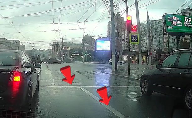 В центре Тулы водители массово нарушили ПДД