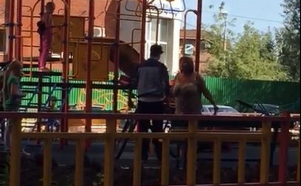 В Туле женщина выгоняет подростков с детской площадки и угрожает облить их кислотой: видео