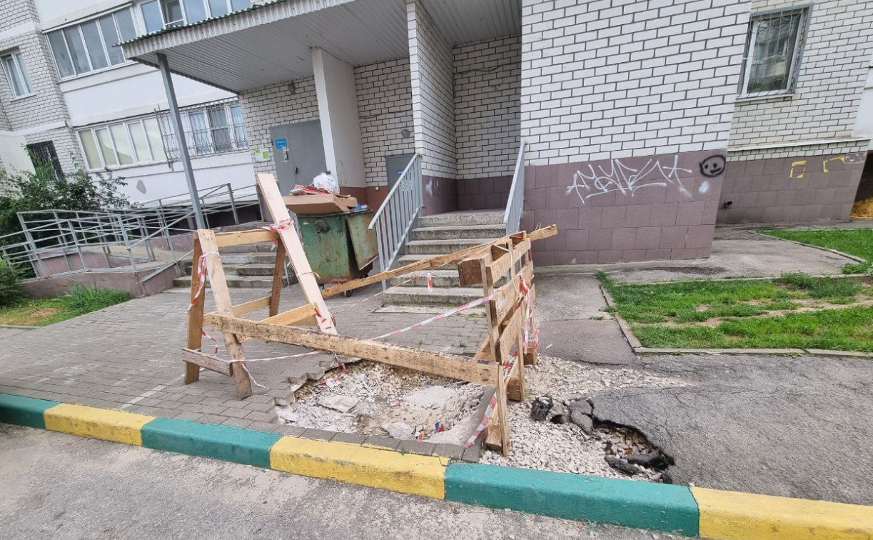 Во дворе дома на ул. Пузакова провалился тротуар