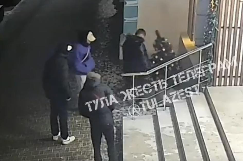 Вандалы сломали ёлку на проспекте Ленина: видео