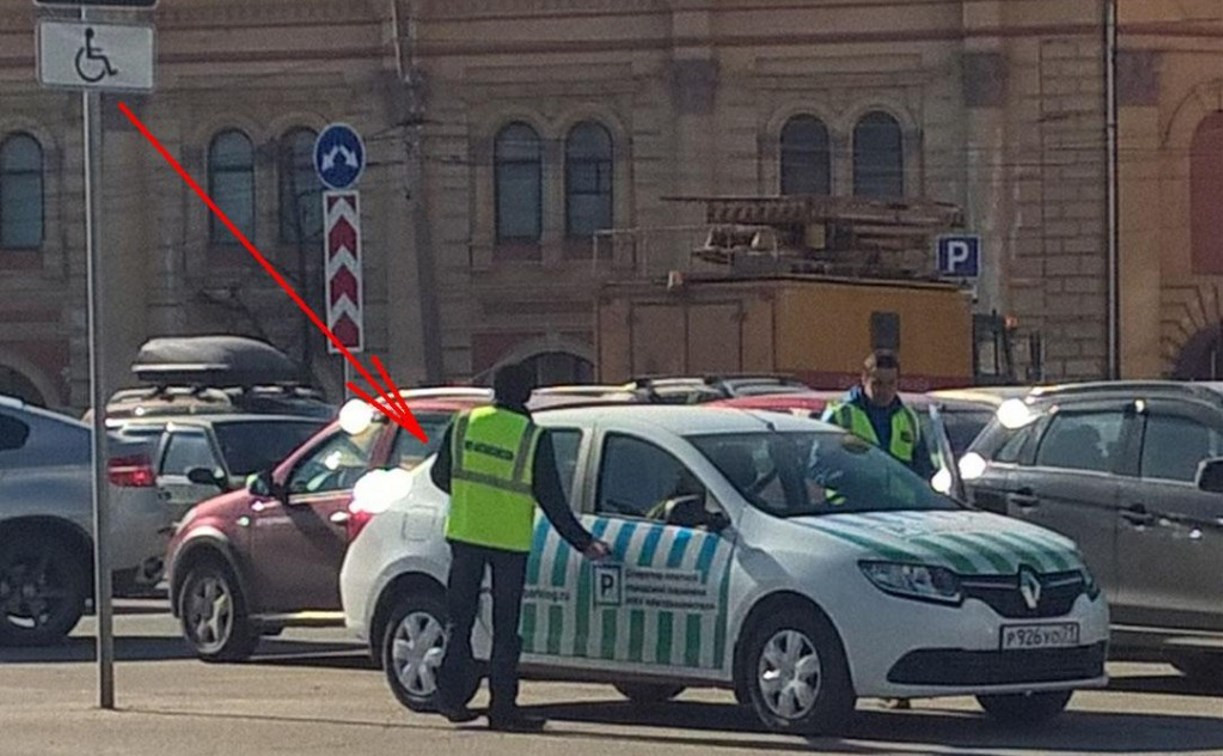 Автомобили МКУ «Автохозяйство» вновь паркуются на местах для инвалидов