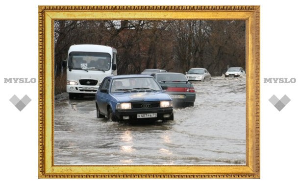 На выезде из Тулы у "Белых ворот" утонули дорога и автозаправка