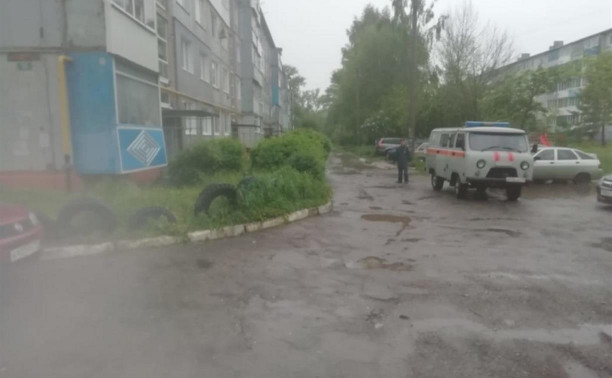 В Узловой затопило двор: на месте работают сотрудники МЧС