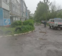 В Узловой затопило двор: на месте работают сотрудники МЧС