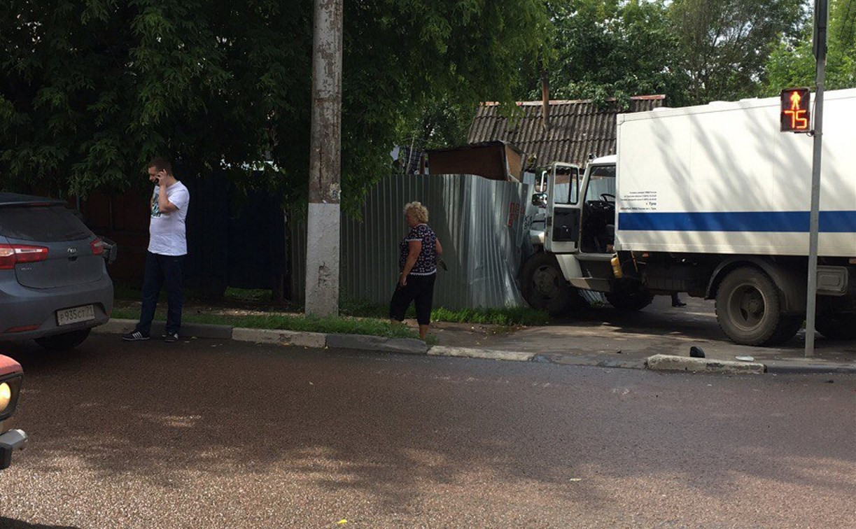 В Туле на улице Луначарского конвойная машина врезалась в забор