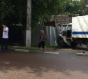 В Туле на улице Луначарского конвойная машина врезалась в забор