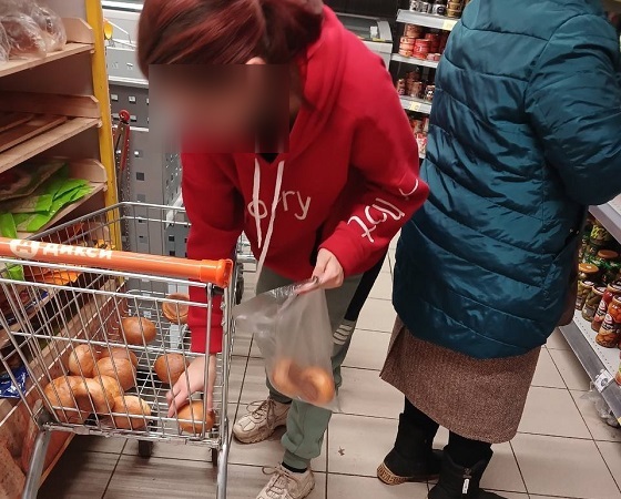 «Фасуют булки грязными руками»: туляки пожаловались на антисанитарию в «Дикси» на Бундурина