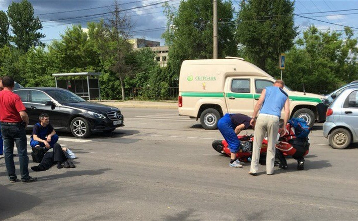 На Демидовской плотине мотоциклист сбил пешехода