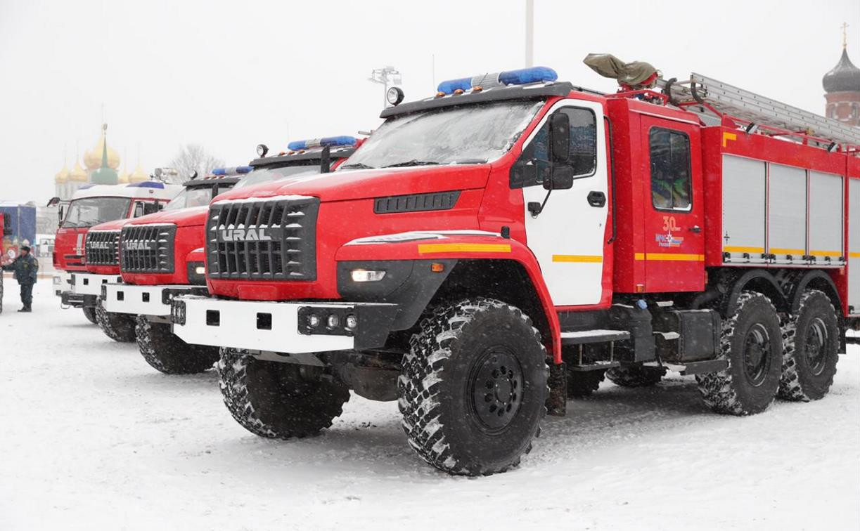 Губернатор передал тульским спасателям пожарные машины