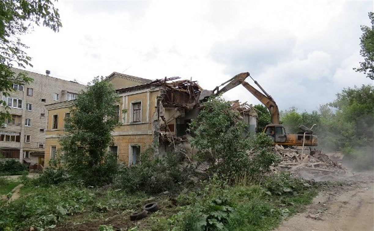 В Пролетарском районе сносят аварийный дом