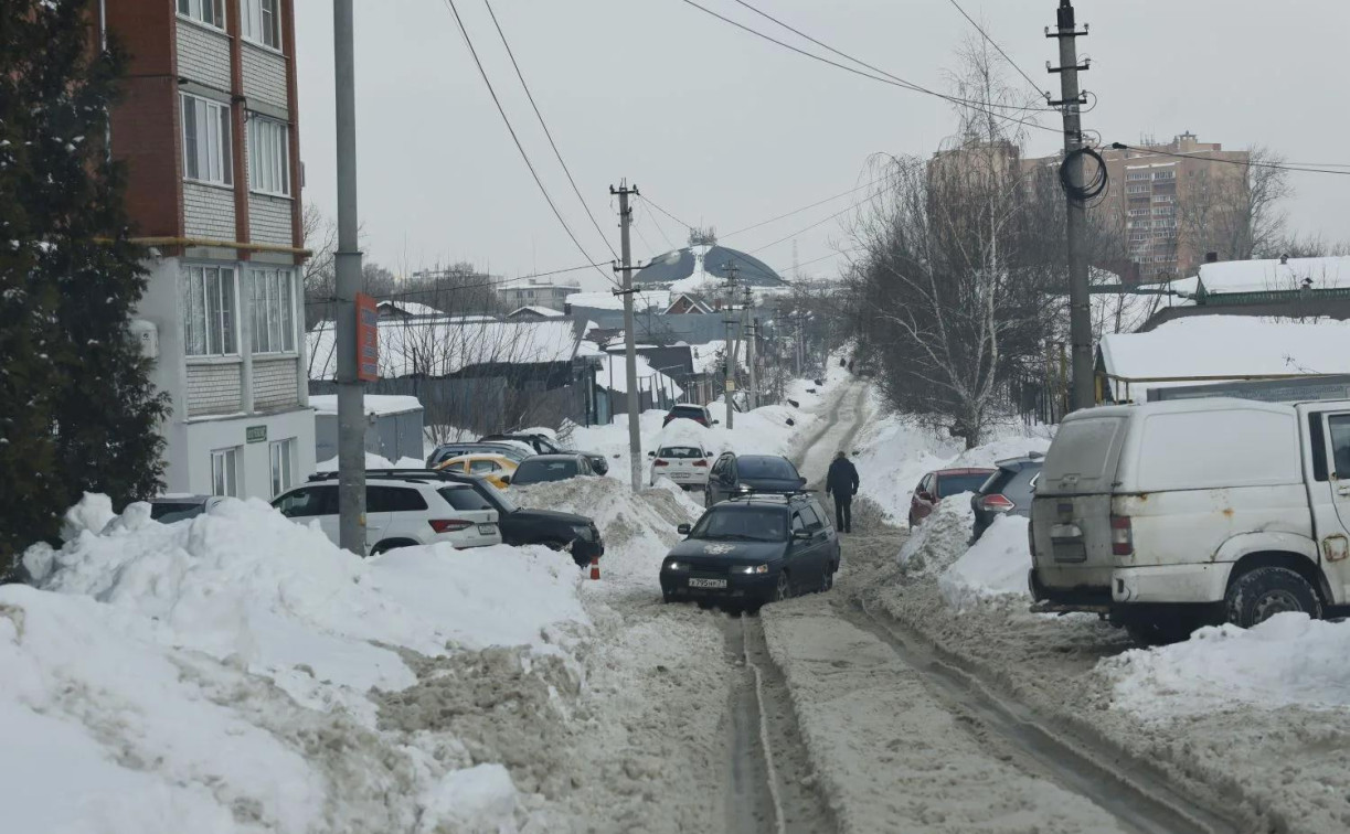 Горы снега и мусора: туляки жалуются на неубранные сугробы