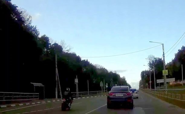 Под Тулой водитель мопеда лихо и опасно промчал по встречке
