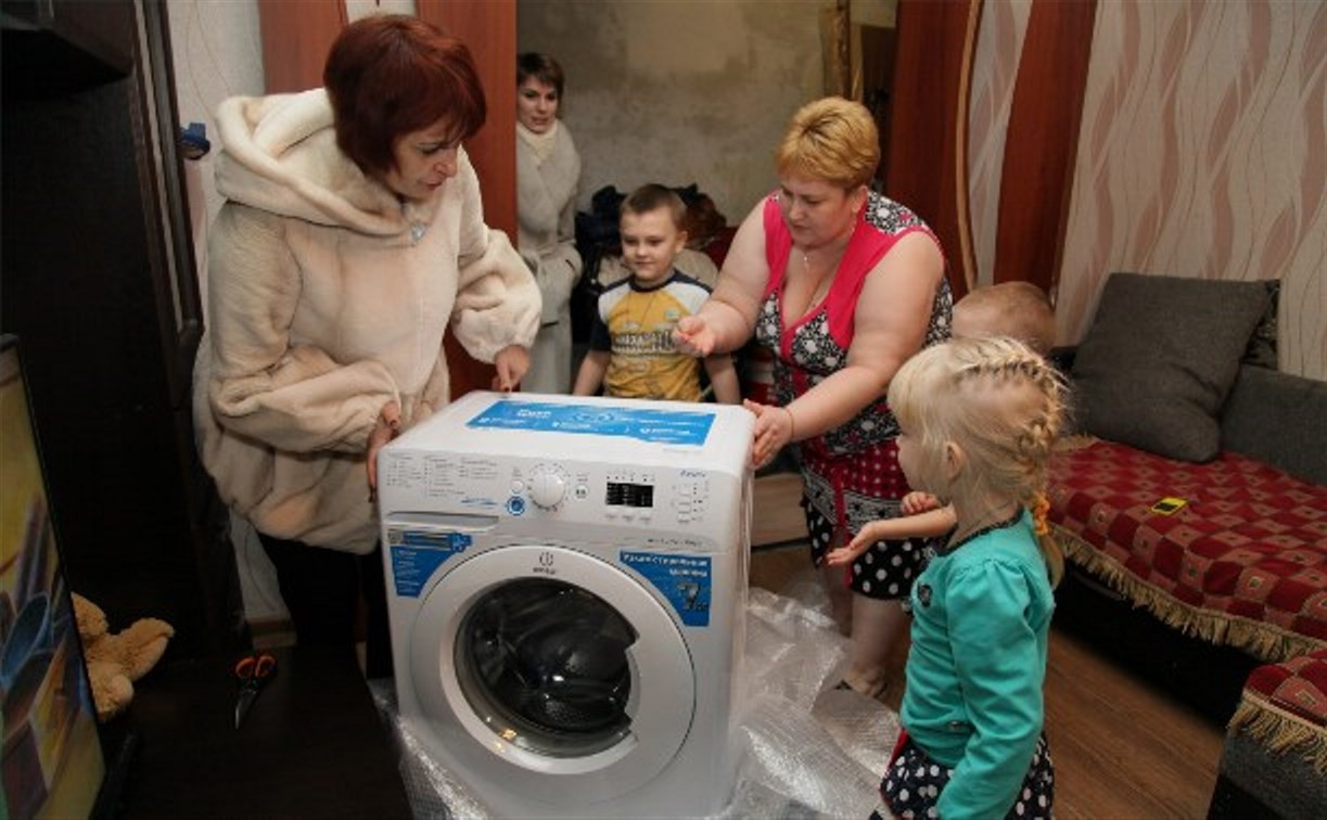 Чета Груздевых подарила многодетной семье из Тулы стиральную машинку