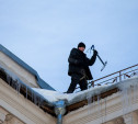Коммунальщики почистили крышу дома на ул. Мезенцева после публикации народного журналиста Myslo