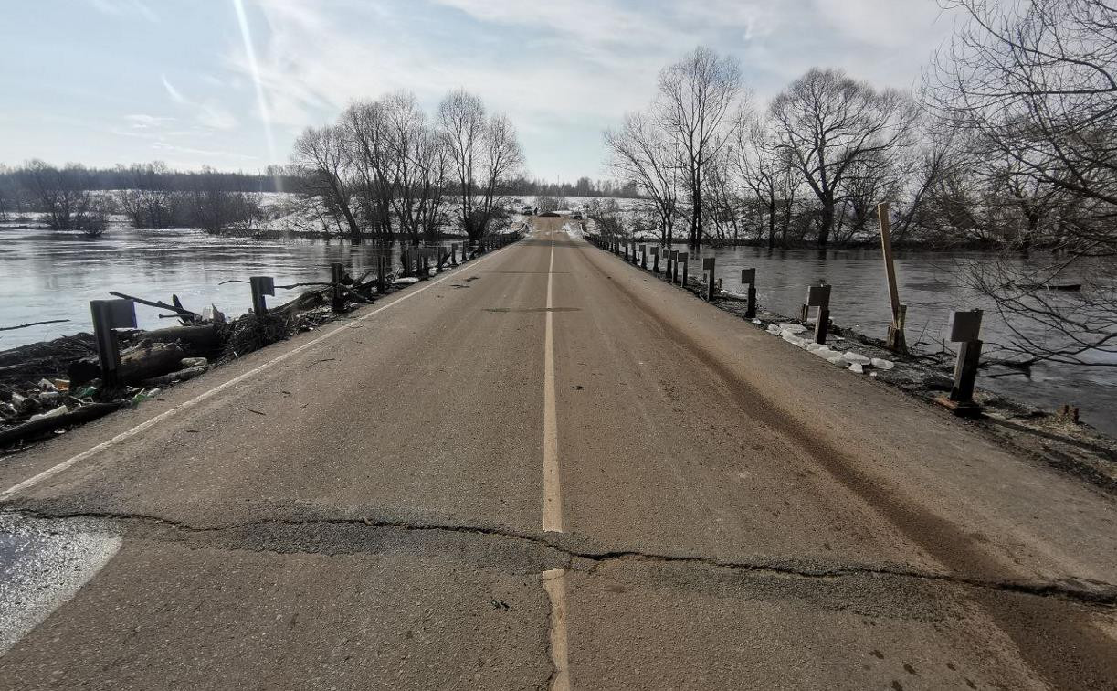 В Орлово Тульской области с подтопленного моста сошла вода: фоторепортаж