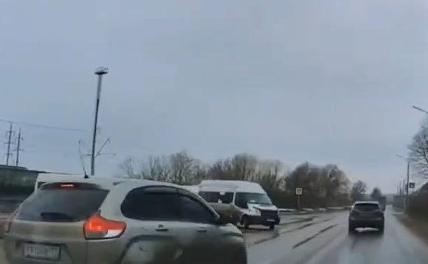 В Туле торопливый водитель едва не влетел в маршрутку