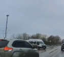 В Туле торопливый водитель едва не влетел в маршрутку