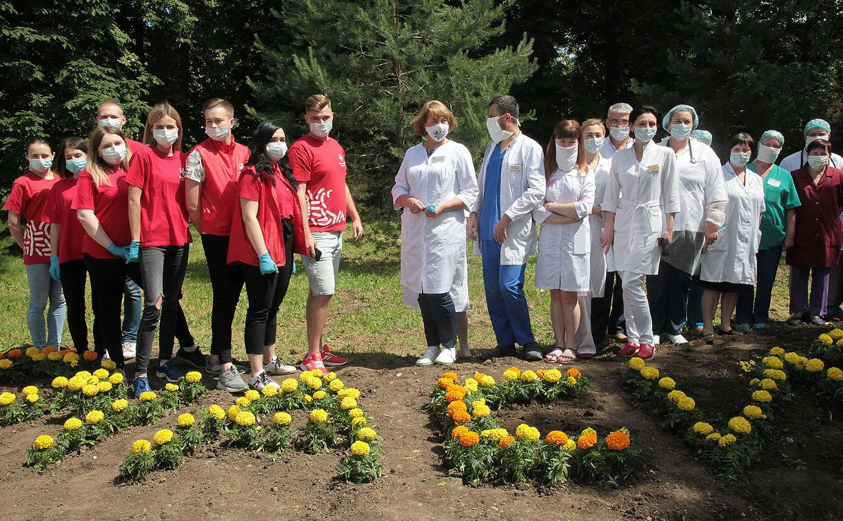 Тульские волонтёры-медики поблагодарили врачей цветочной клумбой