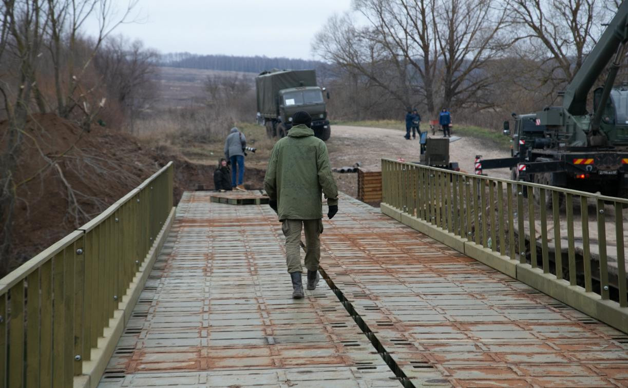 Под Тулой военнослужащие возводят мост через Упу для жителей села 