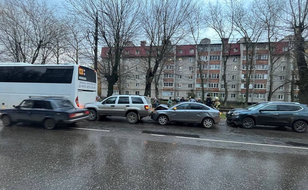 На ул. Кирова в Туле столкнулись три легковушки и автобус