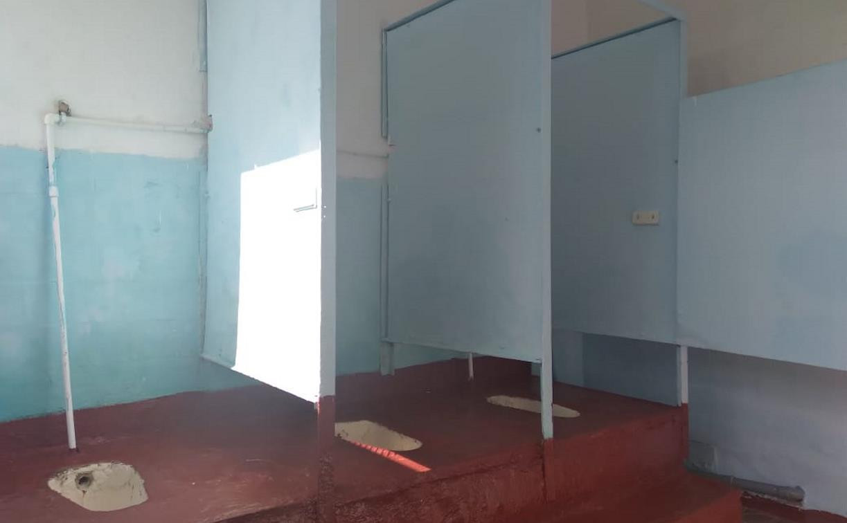 Родители детей из веневского центра образования № 2: «В школе дырки вместо унитазов – дети не могут сходить в туалет»