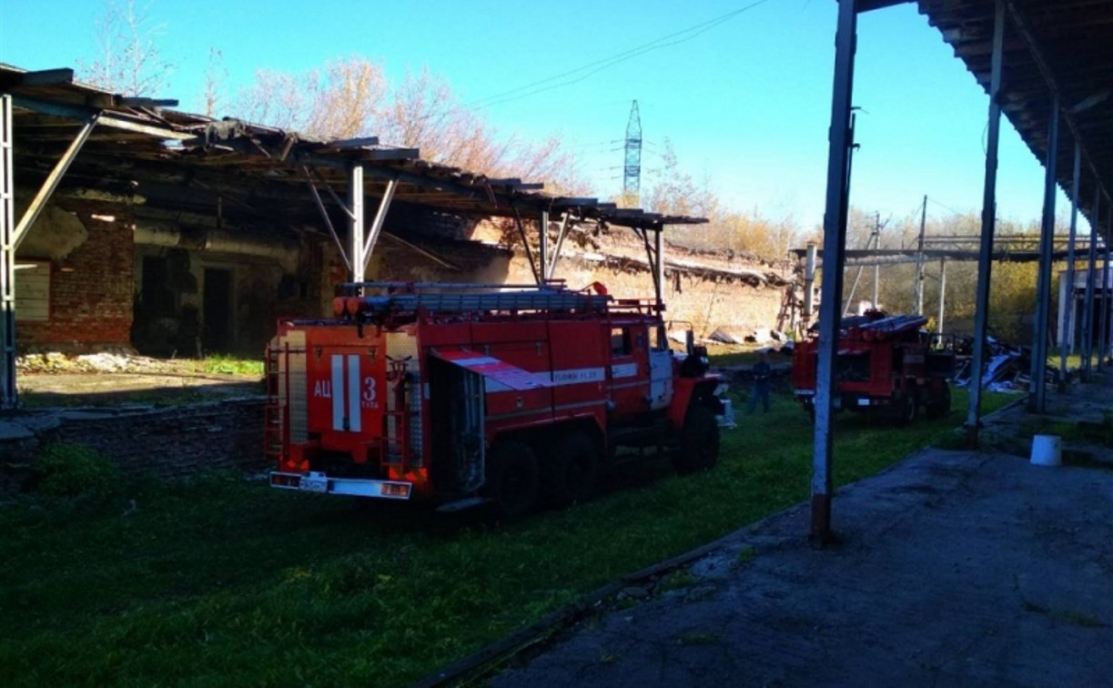 В Туле 14 пожарных тушили горящий склад 