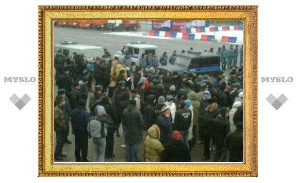 На пл. Ленина в Туле увеличивается число митингующих