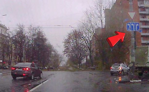На ул. Кутузова водители «не замечают» сразу два дорожных знака