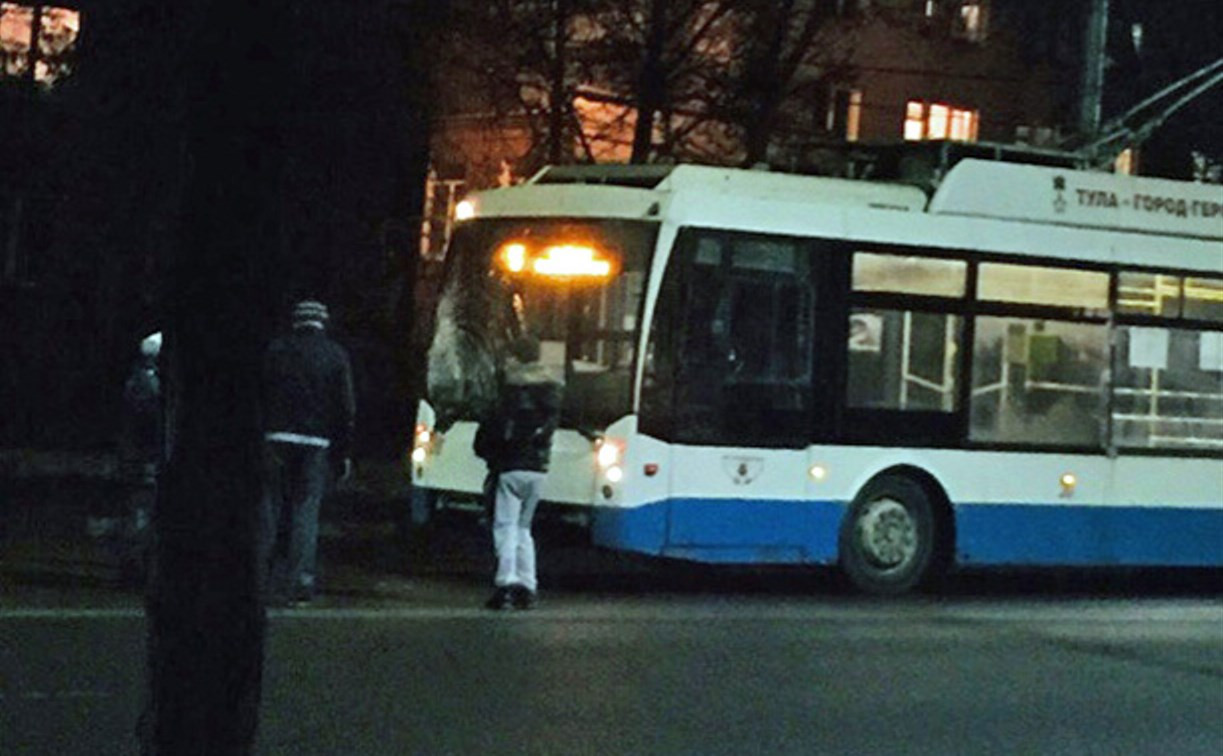 На ул. Дмитрия Ульянова в Туле троллейбус сбил пешехода