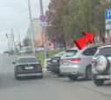В Туле водителю не хватило мест на парковке, и он просто встал на дороге