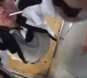 Житель Новомосковска «с мясом» вырвал дверь подъезда и застрял в лифте: видео