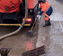 В Туле из-за подтопления дорог прочищают ливневки