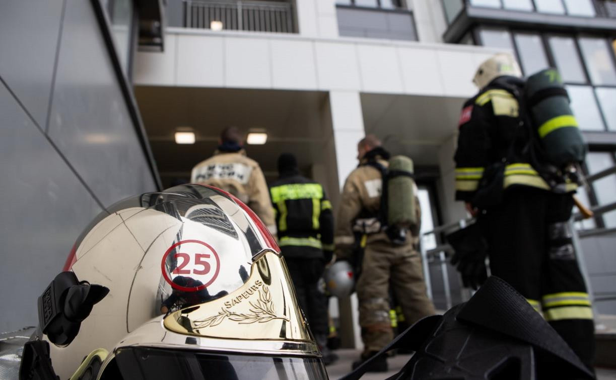 Бегом вверх на 25-й этаж: тульские пожарные провели экстремальные соревнования