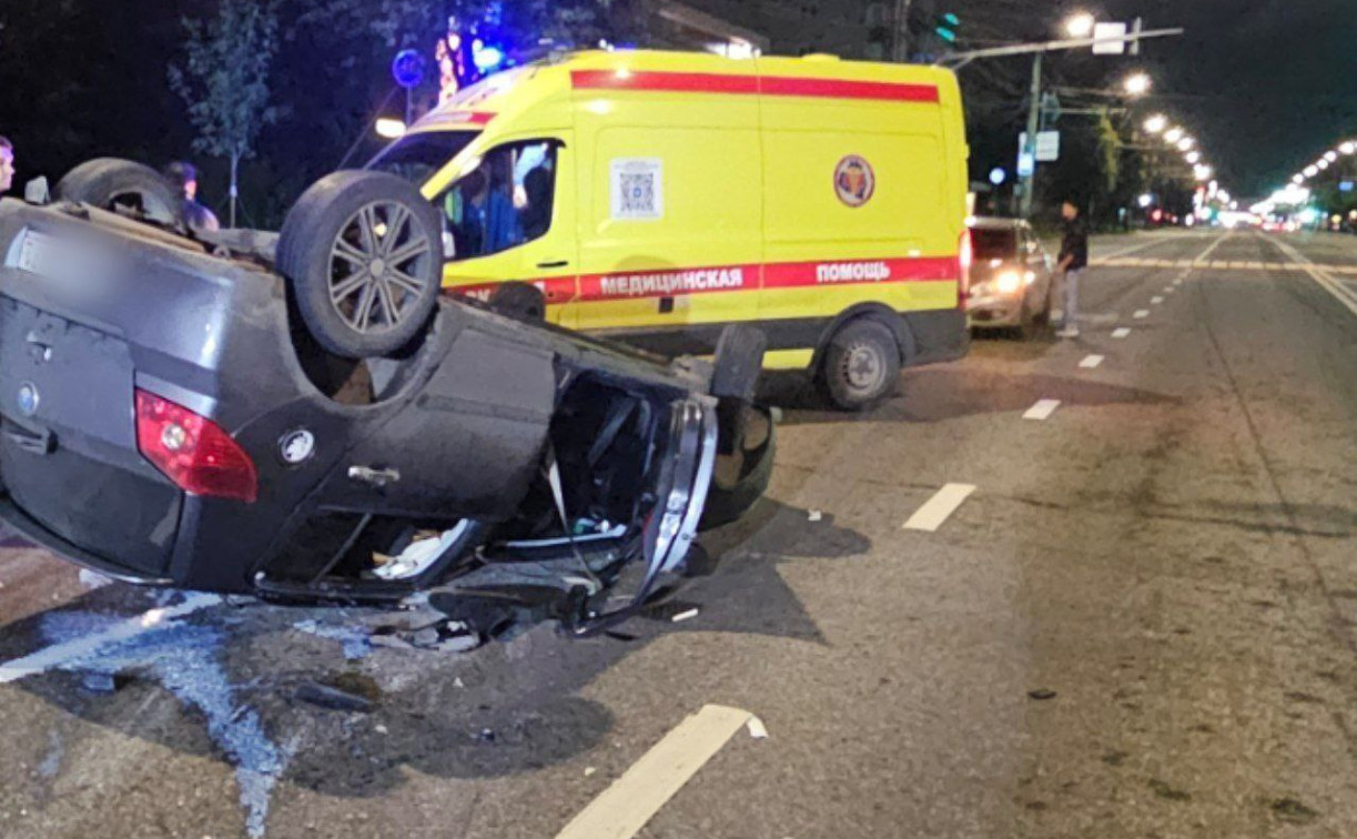 Пьяный водитель Geely столкнулся с Mercedes и перевернулся на Красноармейском проспекте в Туле