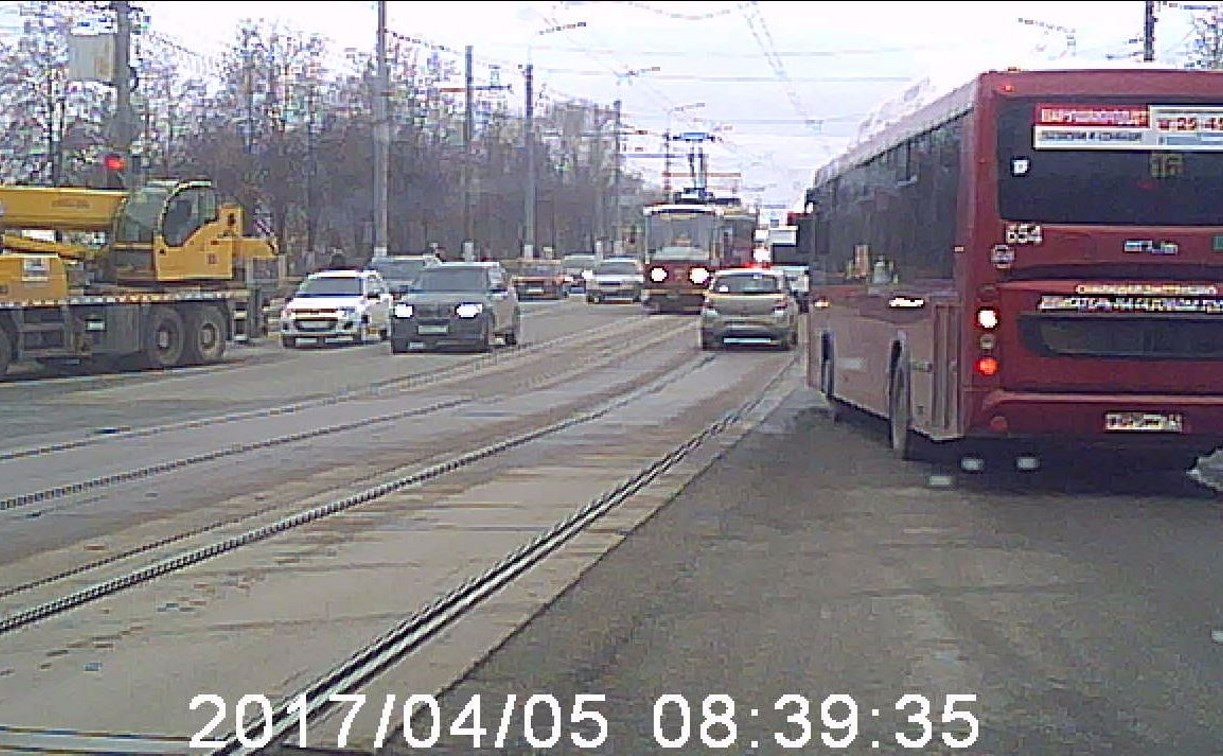 Туляк снял на видео, как автобус грубо нарушает правила движения