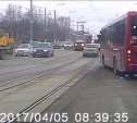 Туляк снял на видео, как автобус грубо нарушает правила движения