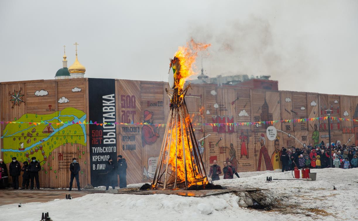 На Масленицу туляки сожгли чучело зимы: фоторепортаж