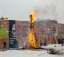 На Масленицу туляки сожгли чучело зимы: фоторепортаж