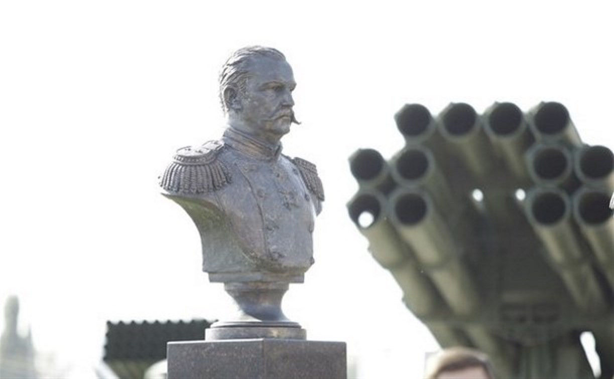 На Аллее Славы возле музея оружия открыли бюсты Николая Макарова и Павла Третьякова