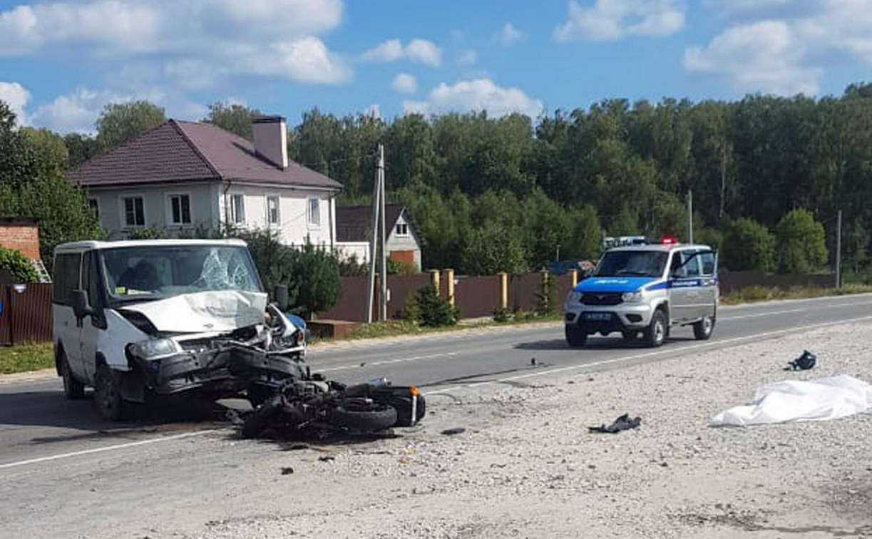 В поселке Заокский микроавтобус насмерть сбил мотоциклиста