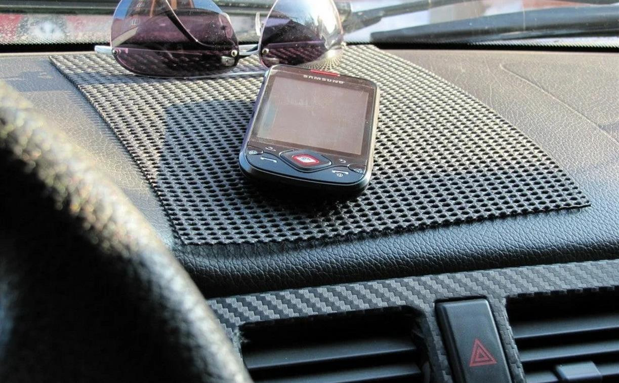 Житель Веневского района стащил мобильник у невнимательного водителя