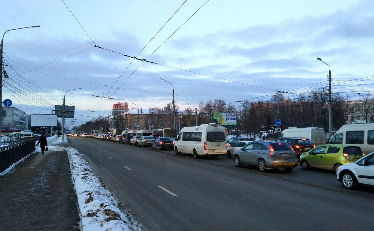 Проспект Ленина замер в пробке из-за нескольких ДТП