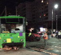 Ночью на ул. Ложевой столкнулись трамвай и легковушка