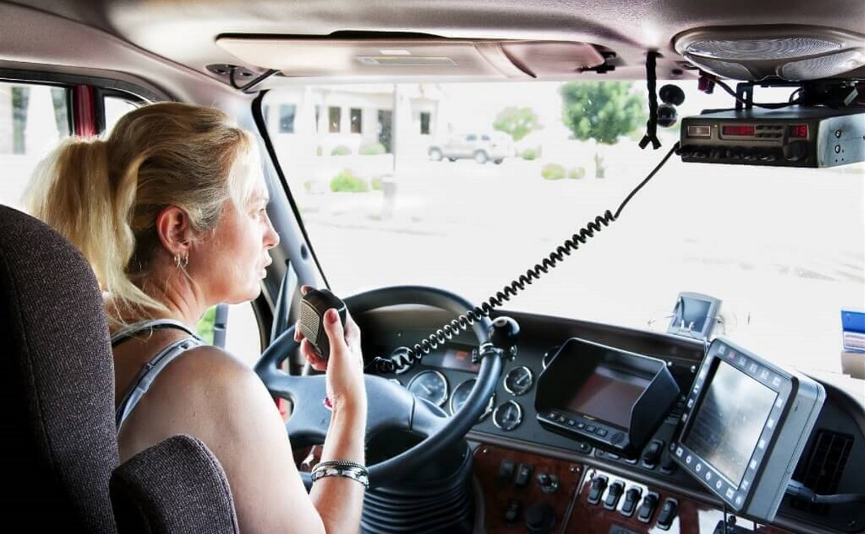 Минтруд разрешит женщинам водить грузовики и спецтехнику