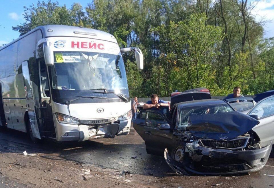 На Новомосковском шоссе иномарка влетела в автобус Севастополь — Москва