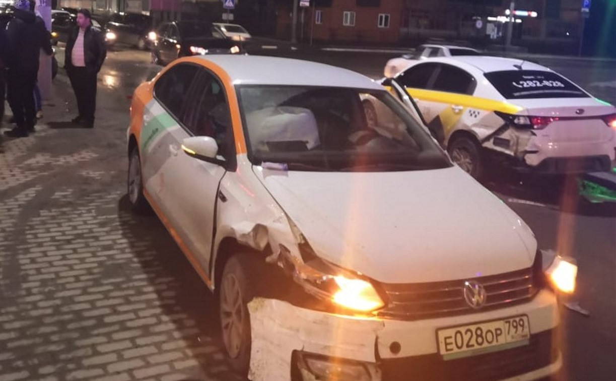 Массовое ДТП в Туле: машина каршеринга врезалась в «Яндекс.Такси» и легковое авто