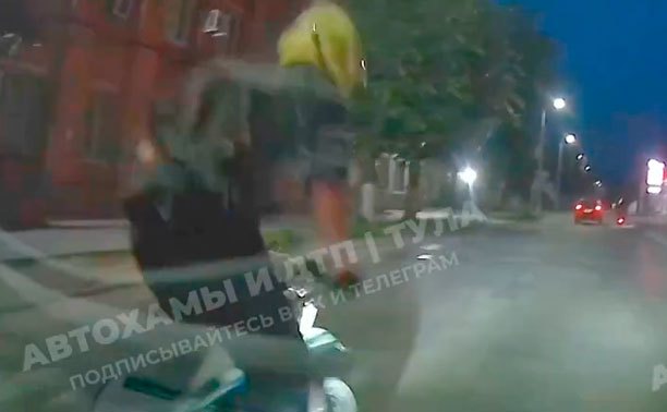 В Туле питбайкер врезался в машину на глазах экипажа ДПС